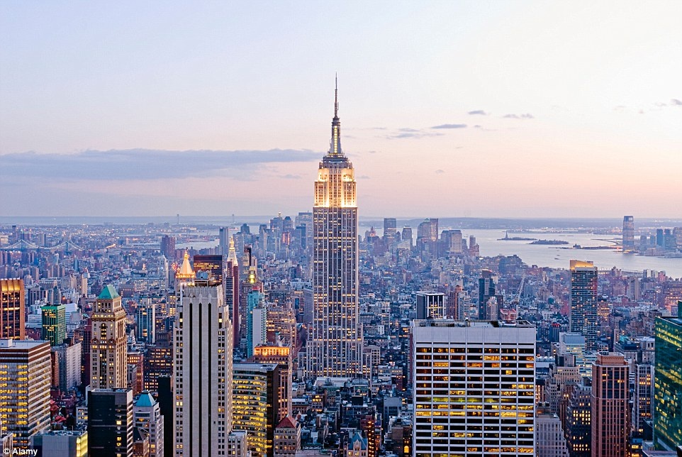 Tòa nhà Empire State, New York, Mỹ: “Trái Táo Lớn” là một trong những nơi có đường chân trời ấn tượng nhất thế giới. Tòa cao ốc biểu tượng của New York là Empire State với chiều cao lên tới 443 m và là một trong những tòa nhà cao nhất thế giới. 