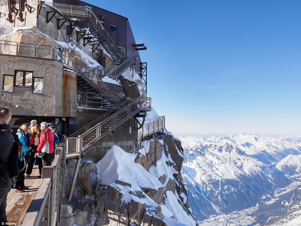 Aiguille du Midi, Chamonix, Pháp: Ngọn núi tuyệt đẹp ở vùng Mont Blanc này có một đài quan sát và cầu để du khách có thể phóng tầm mắt ra xa.
