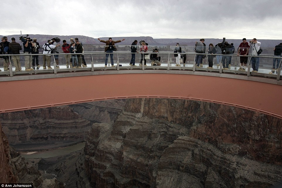 Đường trên trời Grand Canyon, Arizona, Mỹ: Các du khách tới thăm hẻm núi nổi tiếng Grand Canyon sẽ được chiêm ngưỡng khung cảnh nơi đây trên đài quan sát hình móng ngựa có sàn bằng kính trong suốt. 