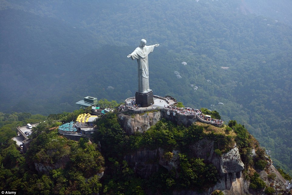 Núi Corcovado, Rio de Janeiro, Brazil: Ngọn núi nằm giữa Rio de Janeiro nổi tiếng với tượng Chúa Cứu thế khổng lồ. Đứng trên đỉnh núi, du khách sẽ nhìn thấy toàn cảnh thành phố ven biển rực rỡ và sôi động này.