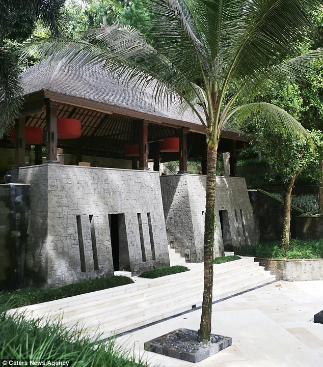 Nhiều khách sạn đã trả tiền để được xuất hiện trên trang web của Rhiannon cũng như để mua các ảnh  chụp của cô.  