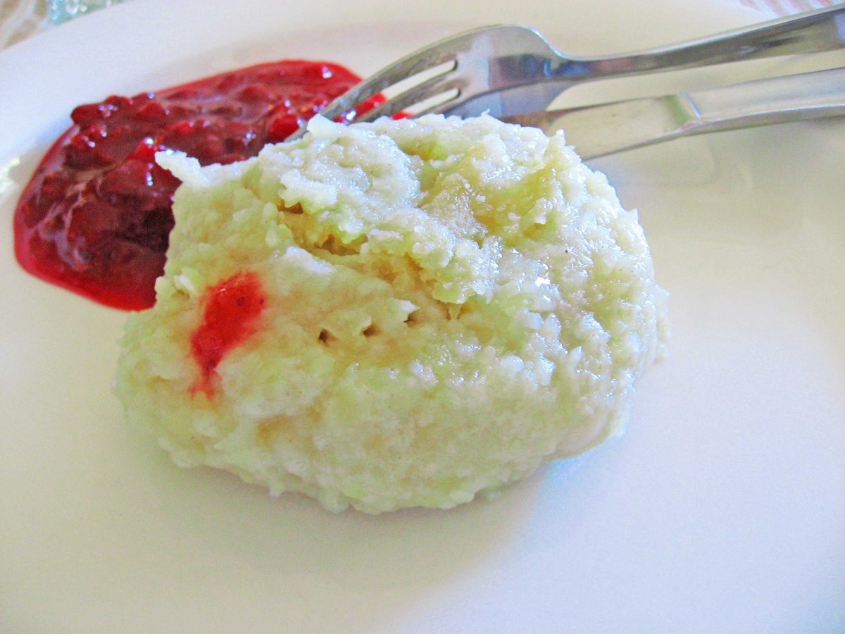 Pitepalt (Thụy Điển): Loại bánh làm từ khoai tây, bột đại mạch và bột mì nhồi thịt này được ăn kèm với mứt dâu Lingonberry hoặc bơ.