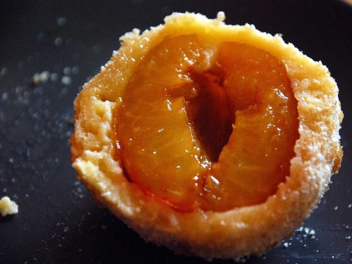 Svestkove Knedily (Cộng hòa Czech): Món bánh có tên khá khó đọc này được làm từ bơ, bột mì, trứng với nhân hoa quả, thường là mận. Sau khi hấp chín, bánh được quết thêm bơ lỏng và đường.