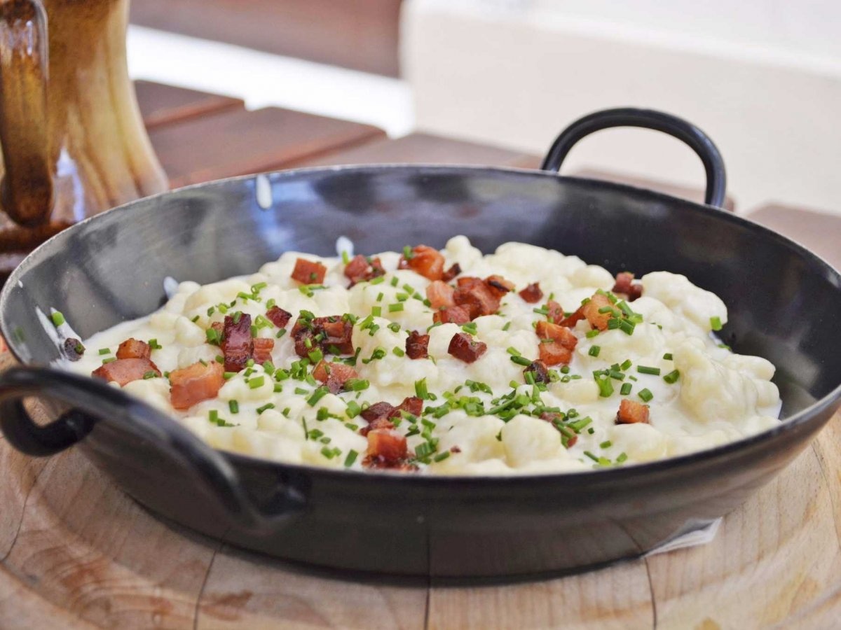 Bryndzové Halušky (Slovakia): Món ăn đậm đà và béo ngậy này gồm bánh làm từ khoai tây, phô mai cừu Bryndza, rắc thêm thịt lợn rán hoặc hun khói phía trên.  