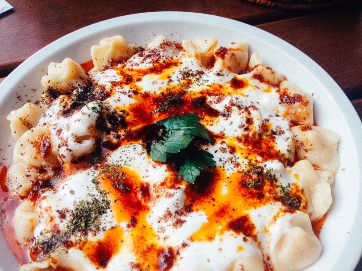 Manti (Thổ Nhĩ Kỳ): Nhân bánh Manti được làm từ thịt bò hoặc thịt cừu, rưới nước sốt trộn từ sữa chua, dầu ăn và bột ớt.  