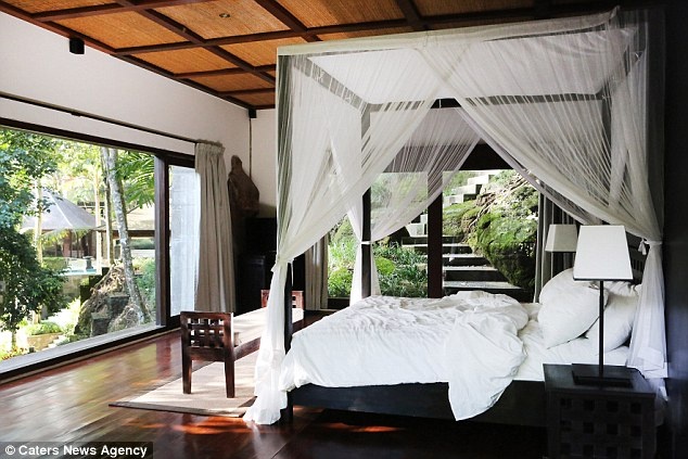 Với hơn 12.000 người theo dõi trên Instagram, Rhiannon đã nhận được nhiều lượt yêu thích với các bức ảnh và nhận xét về khách sạn. Cô viết về mọi thứ, từ nơi có món bánh nướng ngon nhất tới nơi có giường lớn nhất. Rhiannon đã đi khắp thế giới, từ Indonesia, Mỹ tới Mexico để trải nghiệm các khách sạn hạng sang. Nhiều khách sạn đã trả tiền cho Rhiannon để cô tới ở và  viết nhận xét, cũng như mua các bức ảnh của cô.