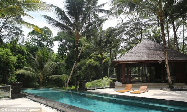 Nhiếp ảnh gia đến từ Melbourne còn cộng tác với các công ty cung cấp sản phẩm du lịch, như hành lý và đồ bơi. Rhiannon cho biết: “Tôi đã là nhiếp ảnh gia du lịch trong 7 năm, điều đó cho phép tôi tới nhiều nơi khác nhau trên thế giới”.