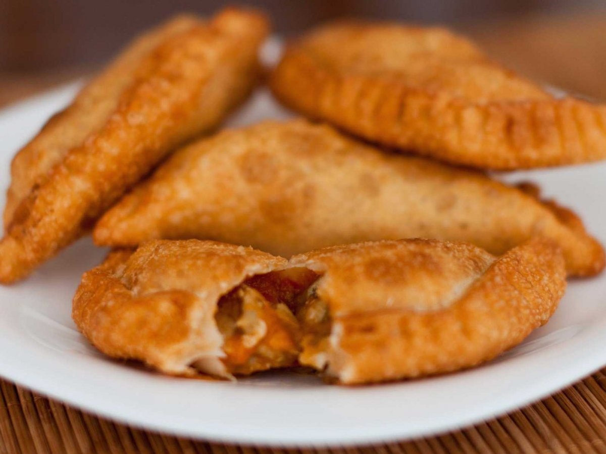 Empanada (Argentina): Cắn một miếng qua lớp vỏ giòn tan, bạn sẽ được thưởng thức phần nhân làm từ thịt bò xay, trứng luộc, ô-liu, hành, ớt bột và thì là.