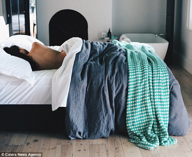 Nhờ các mối quan hệ và kinh nghiệm có được trong thời gian làm nhiếp ảnh gia, Rhiannon đã lập một trang web chuyên đánh giá các khách sạn, khu nghỉ dưỡng. 