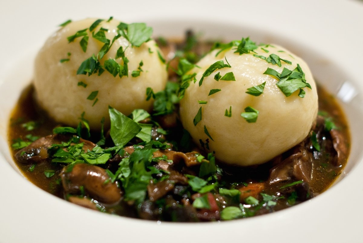 Knödel (Đức): Loại bánh không nhân này được ăn kèm với các món thịt của Đức như Schnitzel, Sauerbraten, hay Rouladen.