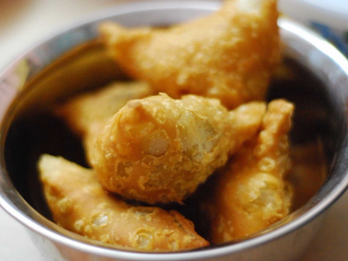 Samosa (Ấn Độ): Với lớp vỏ ngoài giòn tan và phần nhân làm từ khoai tây, đậu Hà Lan,  đậu lăng, thịt xay và hành, Samosa là món bánh lót dạ lý tưởng.