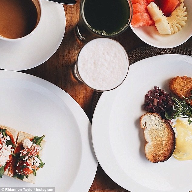 Ngôi sao mạng xã hội này đã đăng các bức ảnh và đánh giá các món ăn cô đã thưởng thức trong chuyến đi. 