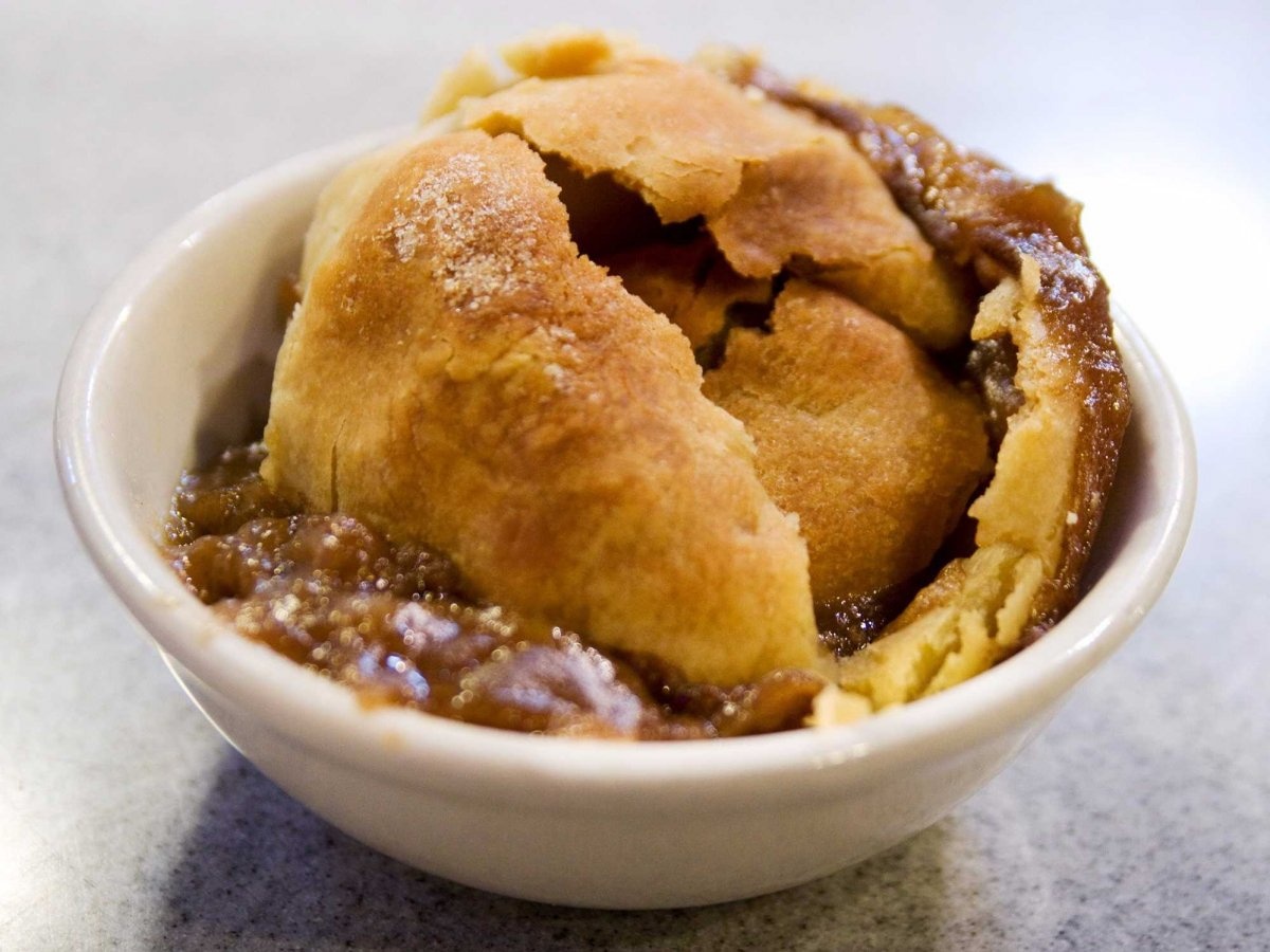 Bánh táo (Mỹ): Táo được gọt vỏ, bỏ lõi, bọc bột nướng và cho thêm quế, đường. Nhiều người còn cho kem vani lên trên ăn kèm. 