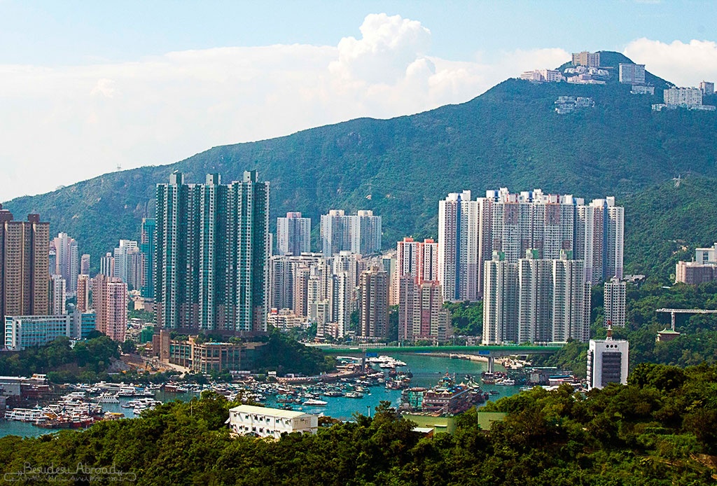 1. Hương cảng: Hong Kong còn được gọi là “Hương cảng”, nghĩa là “cảng thơm” xuất phát từ loại gỗ hương và hương một thời được buôn bán tại khu vực ngày nay là Aberdeen. 