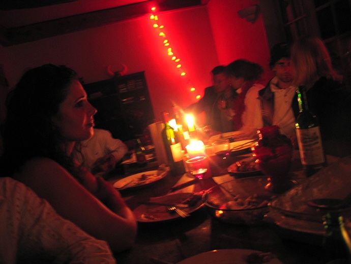 10. Hygge: Từ “hygee” không thể dịch ra được ngôn ngữ khác. Đây là từ miêu tả cảm giác ấm áp, dễ chịu khi bạn được ở cạnh những người mình yêu mến, thưởng thức bia, truyện trò dưới ánh nến lung linh.