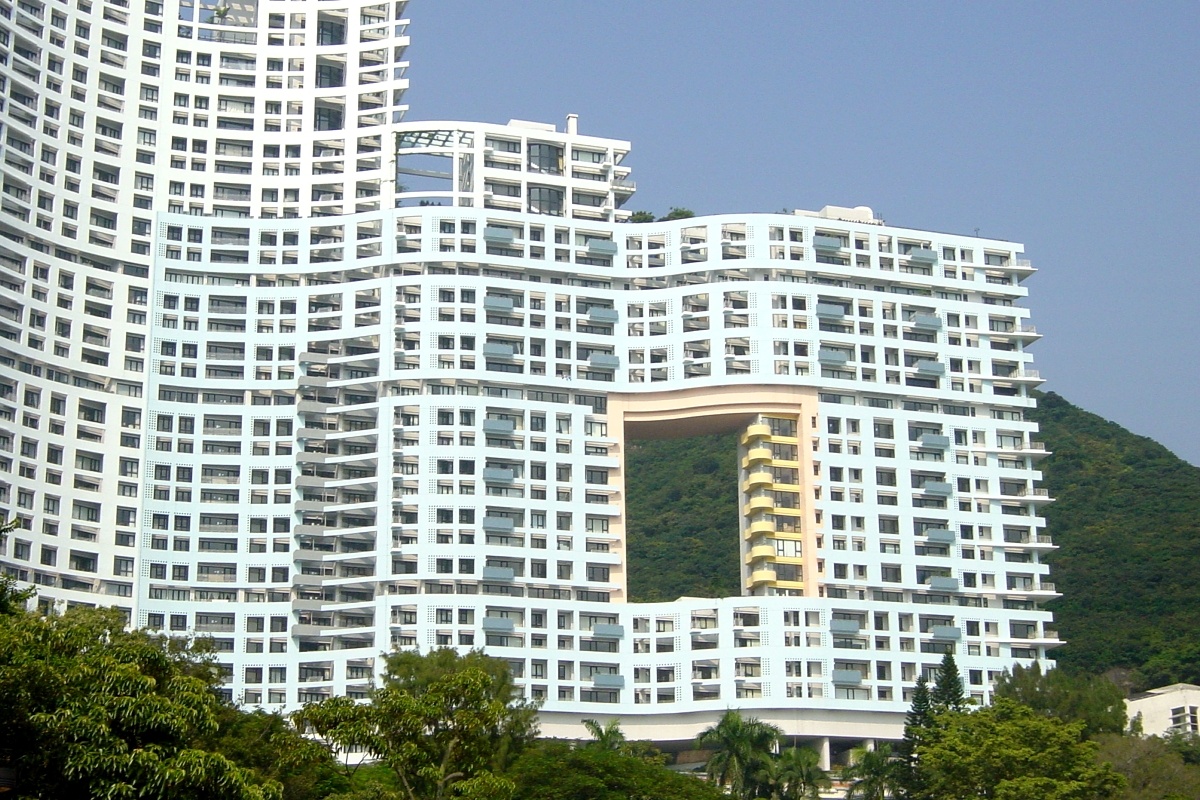 11. Phong thủy có vai trò rất quan trọng trong kiến trúc, thương mại và đời sống của người dân Hong Kong, đến mức chính phủ phải bồi thường cho người dân sống quanh các dự án tòa nhà chung cư vì làm xáo trộn phong thủy của họ. Tòa nhà trong ảnh được thiết kế theo phong thủy. Khoảng trống giữa tòa nhà là để con rồng sống trên ngọn núi phía sau có thể nhìn ra biển mà không bị chắn mất. Ảnh: 