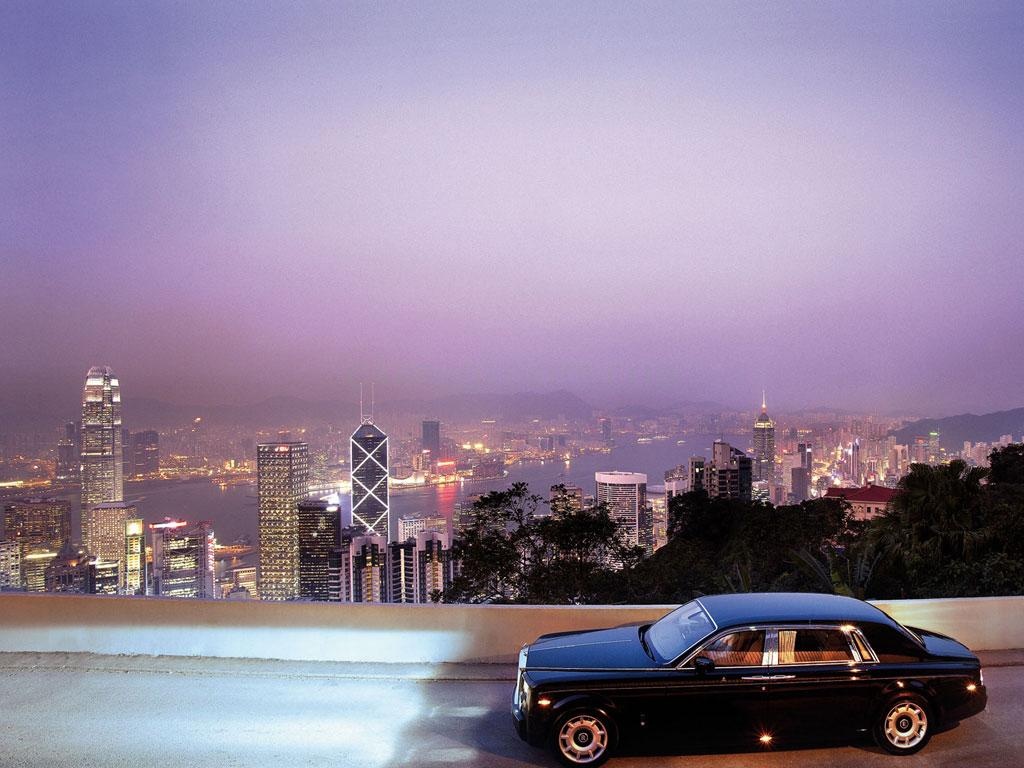 4. Hong Kong có nhiều Rolls-Royces và Mercedes trên đầu người nhất thế giới. Ngoài ra, tại đây còn có nhiều khách sạn hạng sang, nhà hàng, hộp đêm hơn bất cứ nơi nào. Khoảng cách giàu nghèo ở đây cũng rất lớn. 