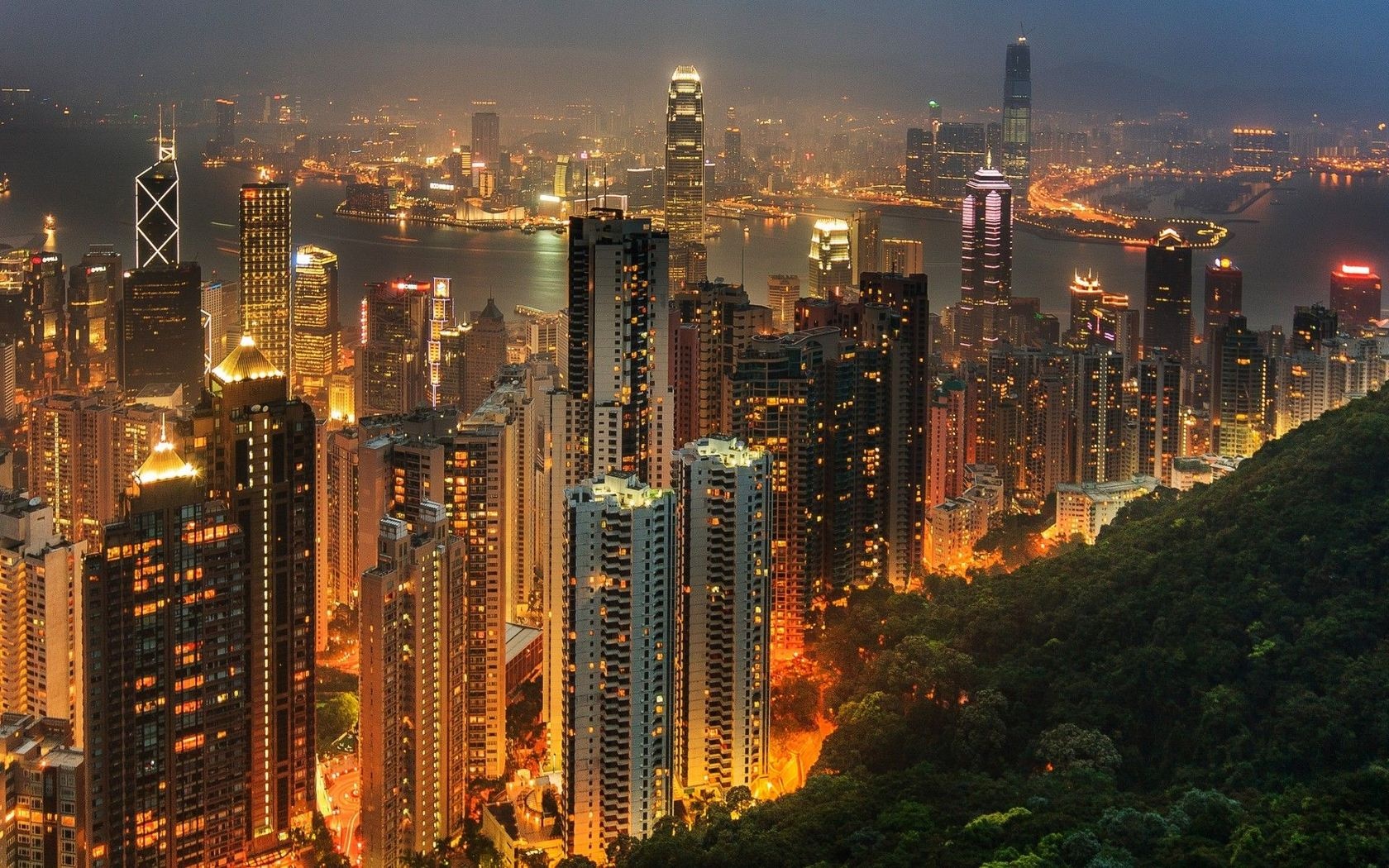 7. Hong Kong rực rỡ ánh sáng về đêm, với những màn trình diễn ánh sáng ngoạn mục và ánh đèn thắp suốt đêm tại các cửa hàng, tòa nhà. Trên thực tế, ô nhiễm ánh sáng đã trở thành một vấn đề ở Hong Kong, gây ra nhiều mâu thuẫn giữa các cư dân, chủ cơ sở kinh doanh và các nhà quy hoạch.