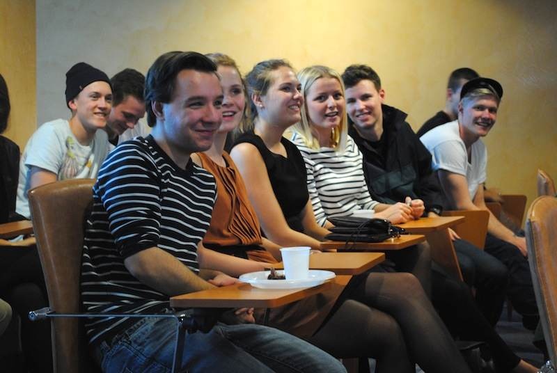 7. Sự bình đẳng: Đặc trưng của văn hóa Đan Mạch là sự bình đẳng, đồng lòng, tin tưởng, tự lực và khả năng cân bằng gia đình - công việc. Một trong những đặc điểm khiến người lần đầu tới đây ngạc nhiên nhất là không có sự đối xử đặc biệt tồn tại trong xã hội Đan Mạch, cũng như cách người Đan Mạch giao tiếp một cách rất thẳng thắn và trung thực. Chúng ta có thể thấy điều đó không được lịch sự, nhưng đó là cách sống của họ.