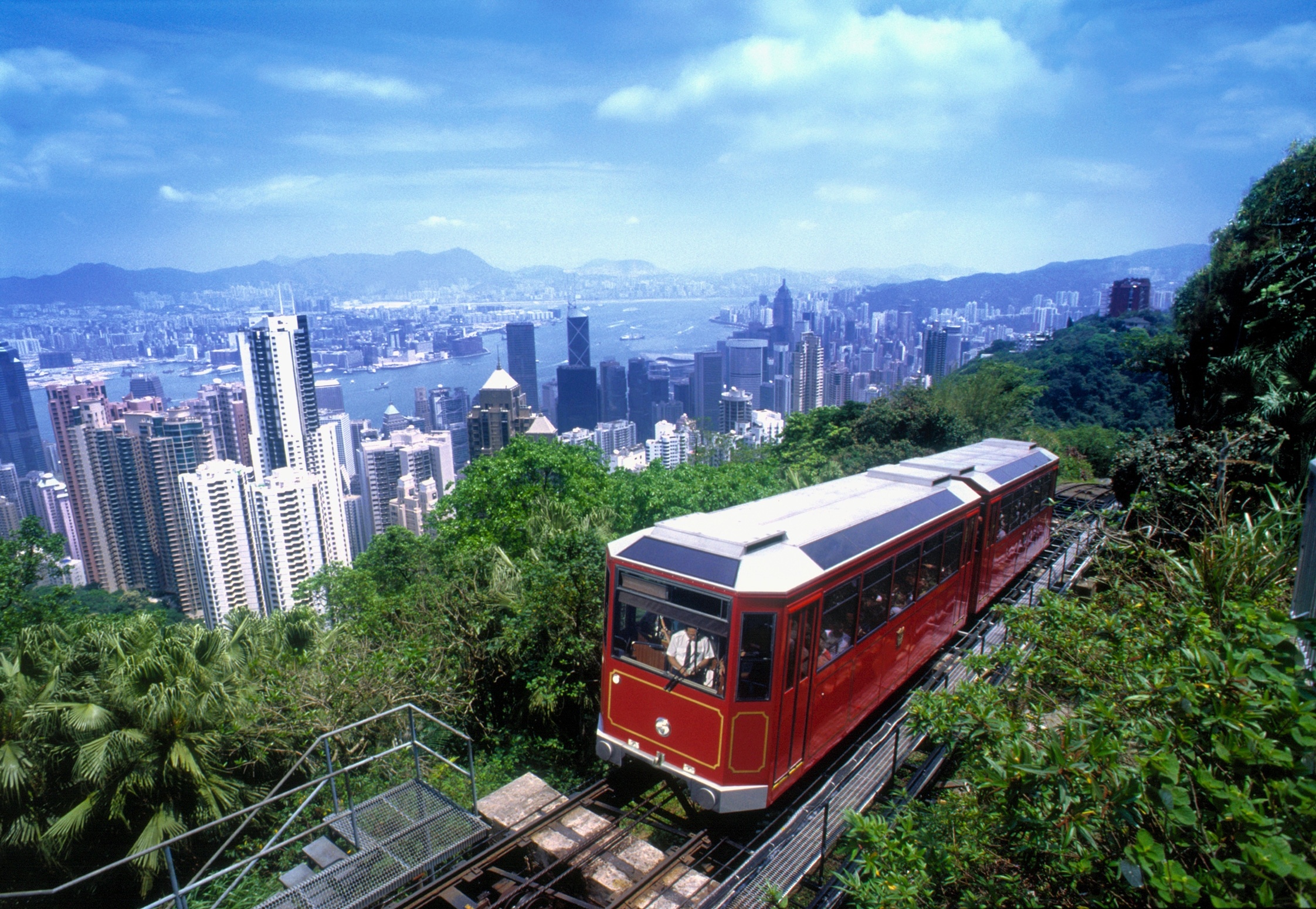 8.  Hệ thống tàu điện Peak Tram của Hong Kong là tàu cáp điện đầu tiên ở châu Á, hoạt động từ năm 1888 và giờ vẫn là một trong các hệ thống đường ray cổ nhất và dốc nhất thế giới. Khoảng 11.000 người sử dụng hệ thống tàu điện này mỗi ngày. 