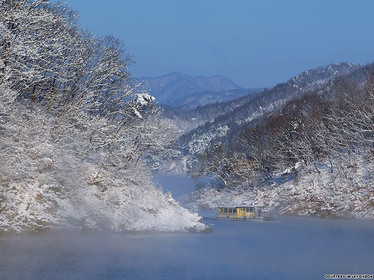 Hồ Soyang: Hồ Soyang có biệt danh là “biển trên cạn”, hình thành nhờ đập Soyang. Đây là nơi lý tưởng để câu cá trên băng, ngoài ra hồ nước của tỉnh Gangwon này còn nổi tiếng với vẻ đẹp thanh bình và tinh khiết.