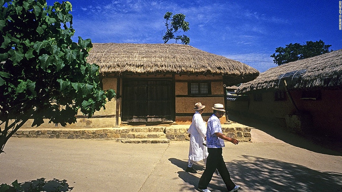 Làng Andong Hahoe: Ngôi làng truyền thống nổi tiếng nhất Hàn Quốc nằm ở tỉnh Gyeongsang là nơi sinh ra những học giả và quý tộc của dòng họ Ryu. Nữ hoàng Elizabeth từng tới thăm nơi đây vào năm 1999. Du khách có thể ngủ trong một ngôi nhà truyền thống Hàn Quốc và trải nghiệm cuộc sống của các quý tộc.