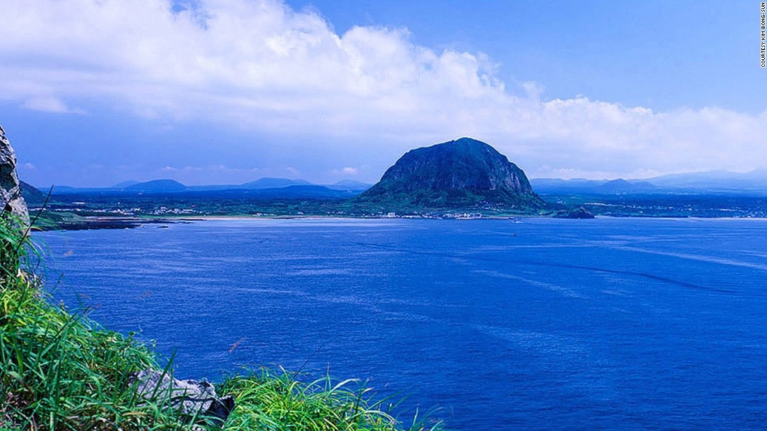 Songaksan:  Nổi tiếng với 99 đỉnh, ngọn núi lửa của Jeju có hồ nước với đường kính lên tới 500 m.  Hồ cách đỉnh cao nhất khoảng một tiếng đi bộ và nằm ở độ cao 104 m so với mực nước biển.