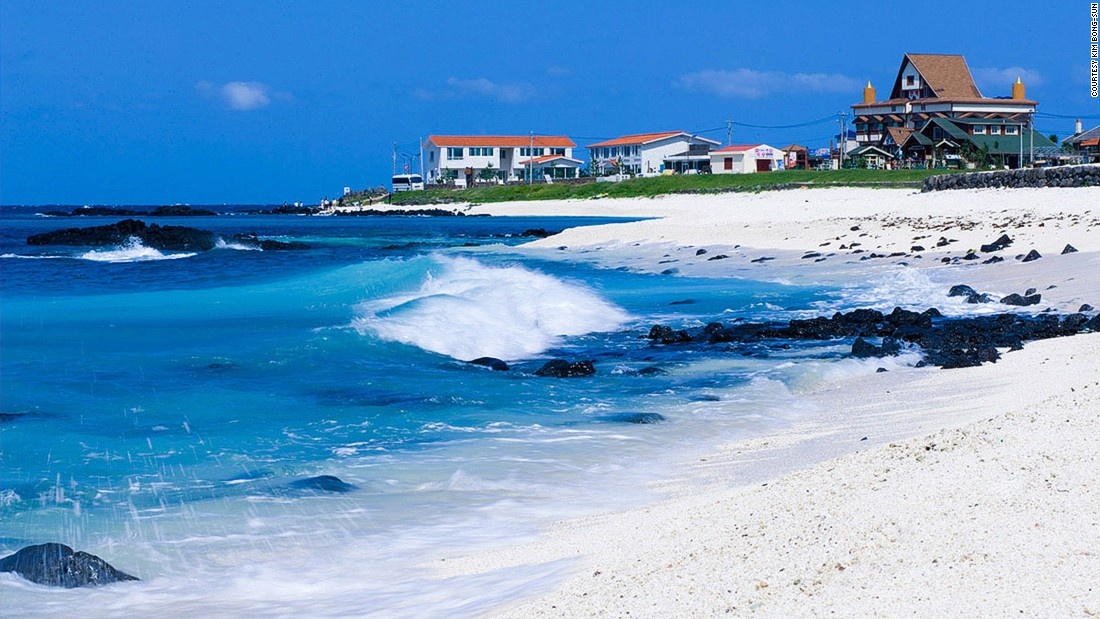 Udo: Là một đảo vệ tinh khác của Jeju, Udo có món lợn đen nướng đáng để bỏ công tới đây. Hòn đảo nằm cách cảng Seongsan 15 phút đi thuyền và cách sân bay Jeju một tiếng chạy xe.