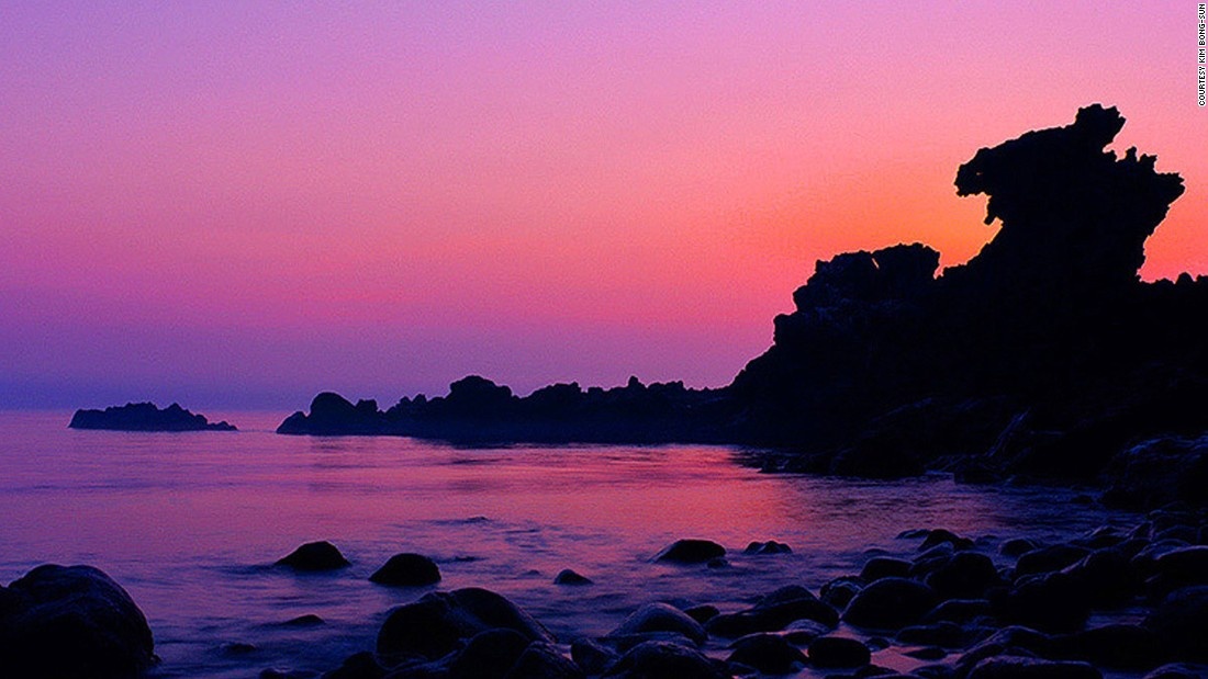 Yongduam: Yongduam, nghĩa là “tảng đá đầu rồng”, là một điểm đến không thể bỏ qua ở đảo Jeju. Thời tiết khắc nghiệt tạo ra khung cảnh hùng vĩ khi những con sóng xô vào bờ đá.