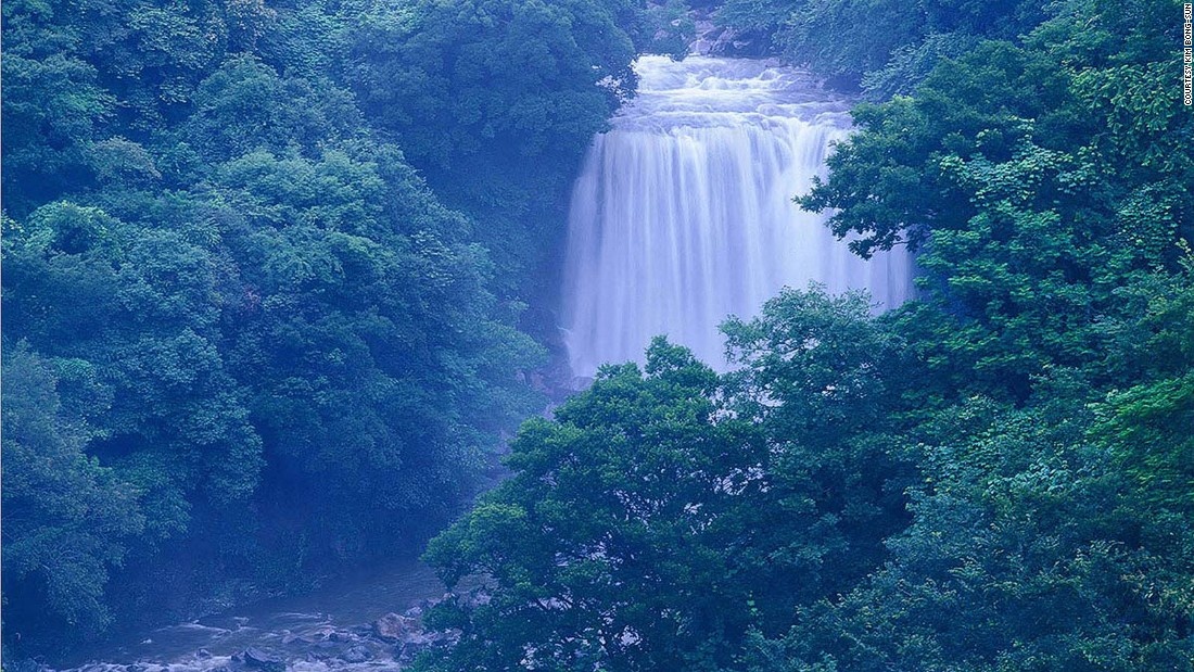 Thác Cheonjiyeon: Thác nước tuyệt đẹp này nằm ở đảo Jeju, tên thác nghĩa là “Hồ nước của thánh thần”. Theo truyền thuyết, 7 vị thần từ trên trời đã xuống tắm ở hồ nước này. 