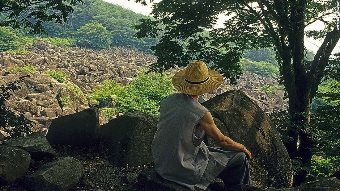 Miryang Maneosa: Hàng ngàn hòn đá quanh ngôi đền cổ ở tỉnh Gyeongsang này được cho là cá đã bị phù phép biến thành đá. Tương truyền, phụ nữ có thể cầu tự bằng cách chạm vào đá và cầu nguyện.
