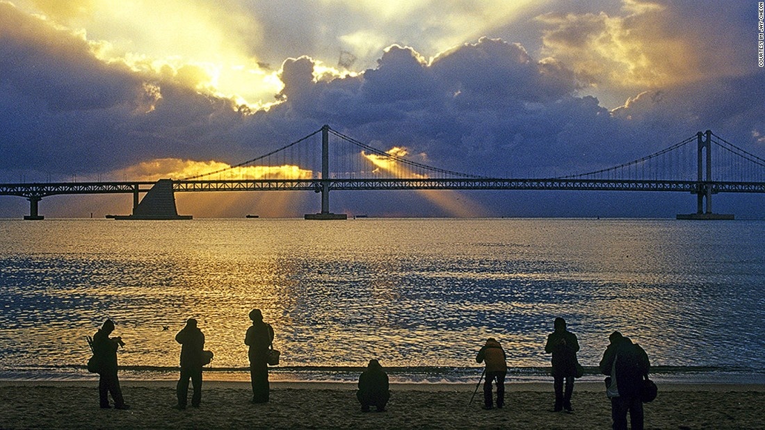 Gwangalli: Cùng với Haeundae, Gwangalli là một trong những bãi biển đẹp nhất Busan. Cầu Gwangsan là phông nền hoàn hảo cho những bức ảnh hoàng hôn.