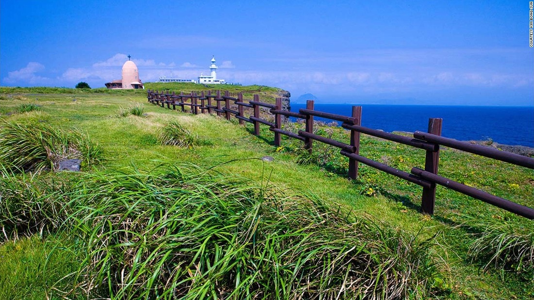 Marado: Hòn đảo nằm ở Seogwipo-si này khá khó tiếp cận, mỗi ngày chỉ có vài chuyến phà ra đảo từ bờ nam ở cảng Moseulpo.