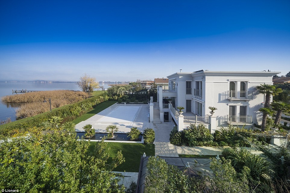 Hồ Garda: Ở phía Lombardy của hồ Garda, miền Bắc Italy, một khu biệt thự sang trọng nằm cách Brescia không xa về phía Bắc. 