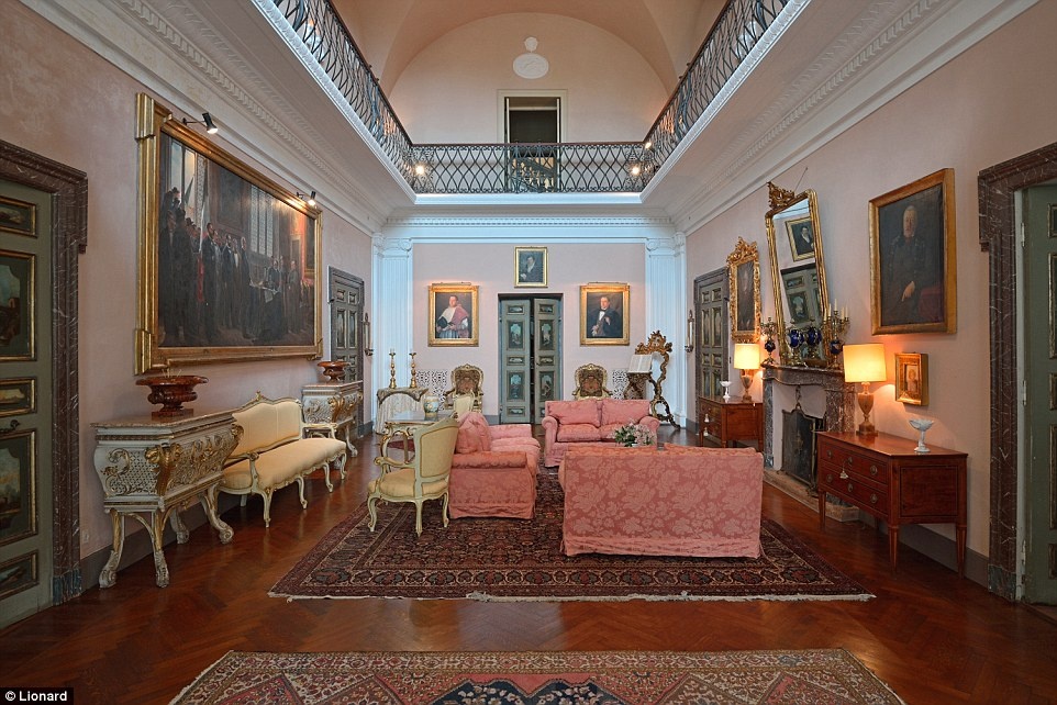 Bên trong, các chi tiết trang trí được cân nhắc cẩn thận, tỉ mỉ với những bức bích họa rực rỡ, điểm nhấn theo phong cách trung cổ và đá lát cẩm thạch. 