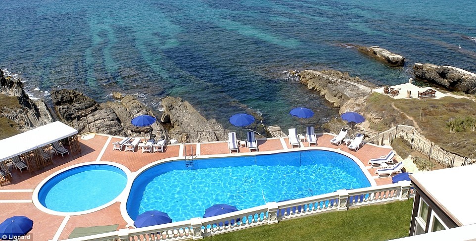 Sardinia: Với khung cảnh biển Địa Trung Hải tuyệt đẹp, khu biệt thự hạng sang ở Sardina là mơ ước của giới siêu giàu. 