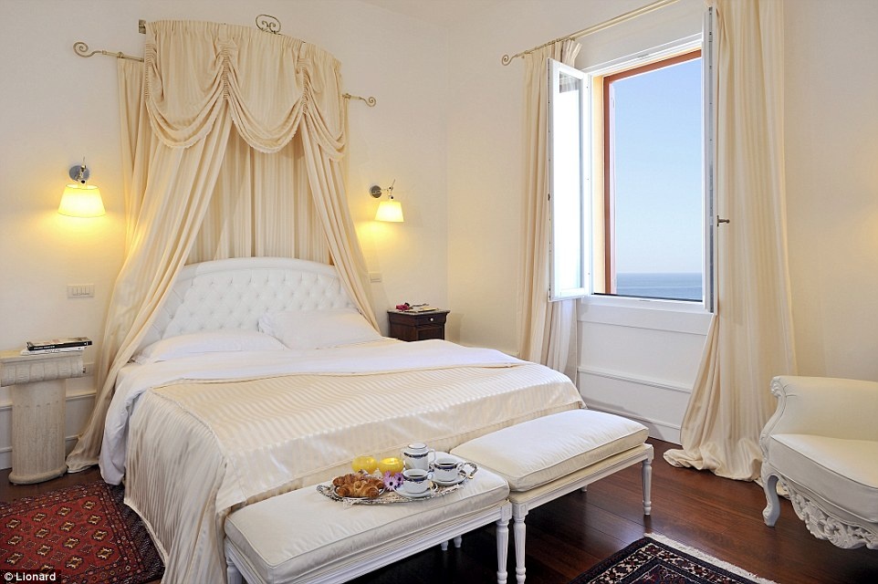 Ngoài bể bơi nhìn ra vách đá hiểm trở phía dưới, ngôi nhà tuyệt vời này còn có sân đỗ trực thăng để tiện việc di chuyển cho chủ nhân.