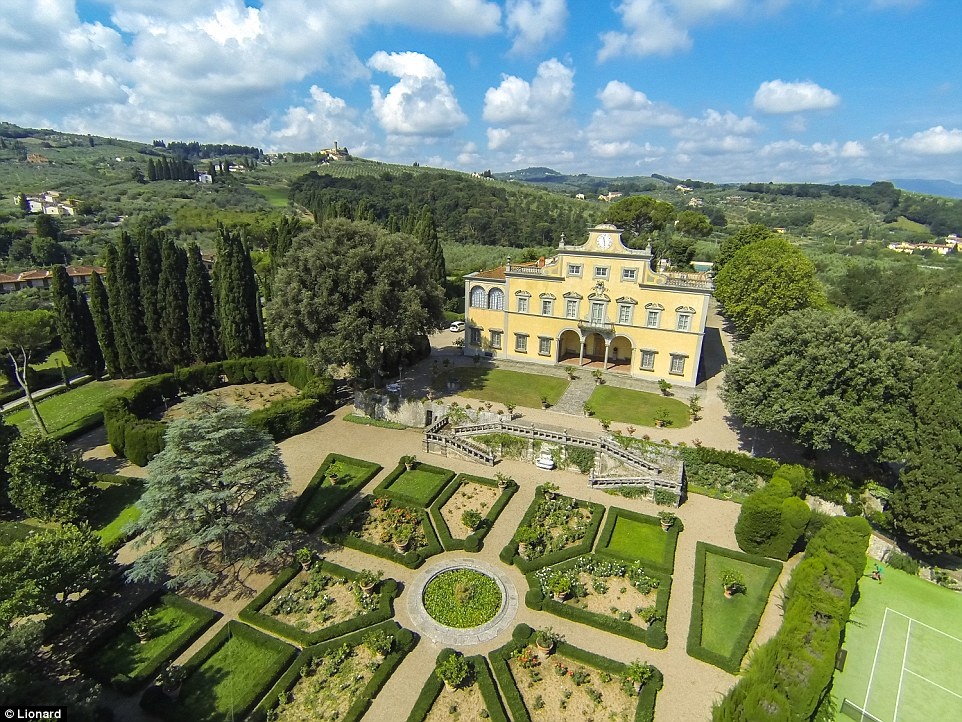 Nằm ở  khu Gallery Bay Heights, với hàng xóm là Giorgio Armani, biệt thự này là nơi hoàn hảo cho các kỳ nghỉ bình yên, thư giãn.