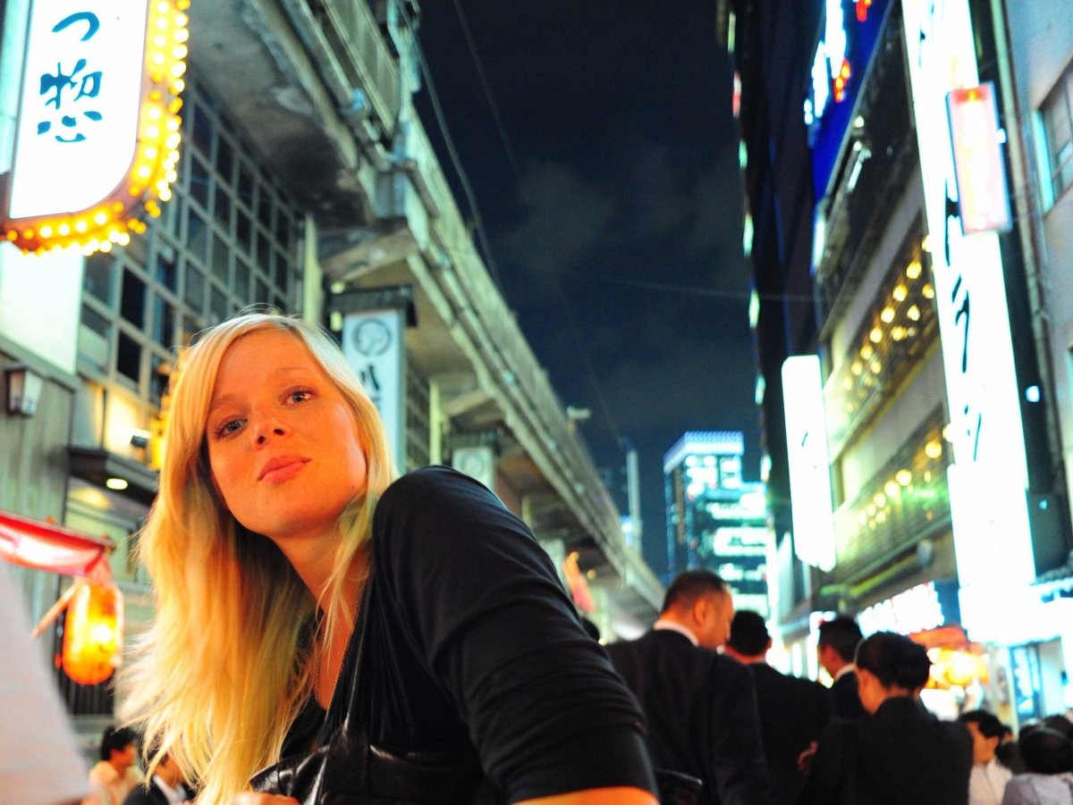 Nên lạc đường: Hãy lang thang trên những con phố, đừng quá chú tâm tới đích đến của bạn. Nhiều du khách chỉ đi bằng taxi hoặc tàu điện tới các tuyến phố chính mà bỏ lỡ những khu nhỏ hơn và ngõ ngách của Tokyo. Bạn sẽ tìm thấy một quán cà phê độc đáo, một ngôi đền cổ, một chú mèo đang nằm dài sưởi nắng... những khoảnh khắc quý giá mà bạn sẽ không thể tìm thấy trong các cuốn sách hướng dẫn du lịch.