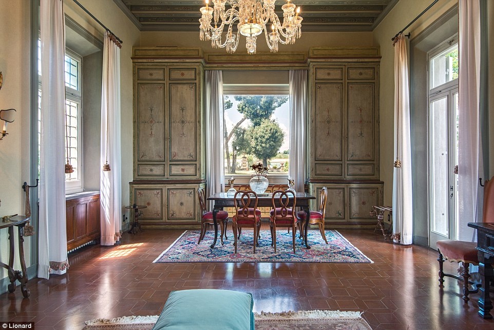 Florence: Cách Florence vài cây số là một biệt thự cổ nằm trên đồi nhìn xuống sông Arno.