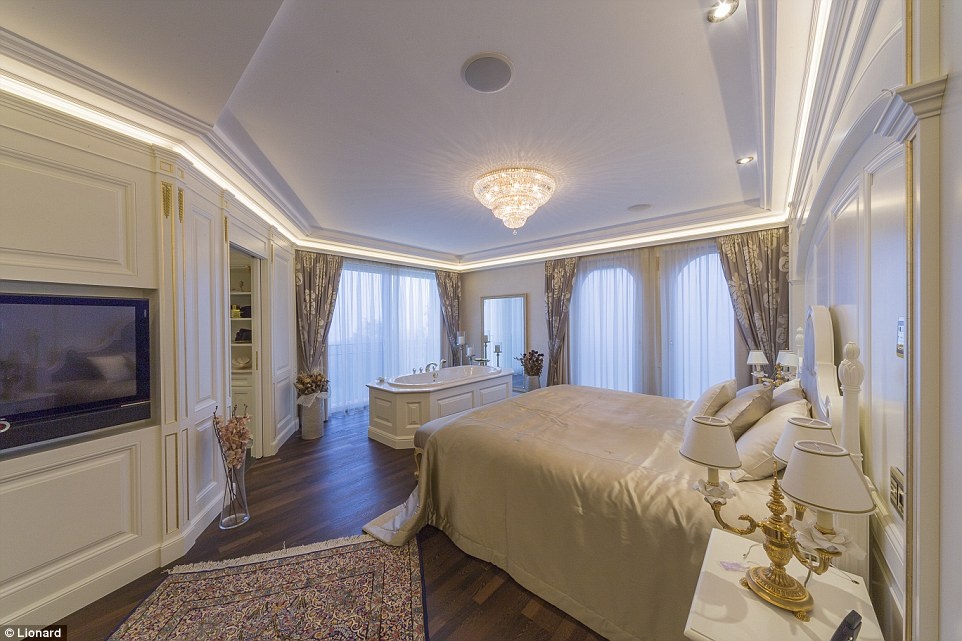 Bên trong, mọi phòng ngủ và khu sinh hoạt chung đều có thiết kế sang trọng với tông màu trắng, ngà voi và vàng. 