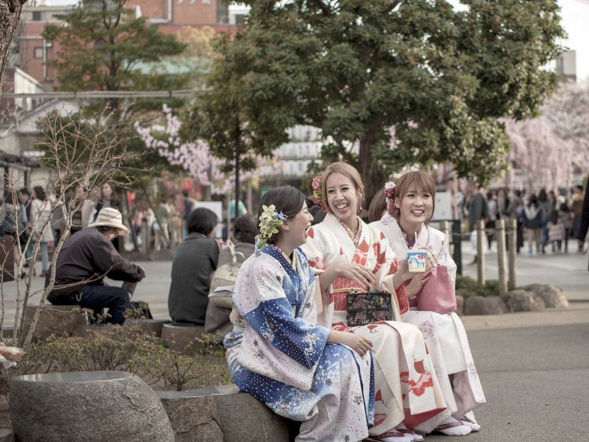 Vượt qua rào cản ngôn ngữ: Đôi khi rào cản ngôn ngữ rất lớn, nhưng vẫn không sánh được với sự hiếu khách của người Nhạt. Nhiều du khách ngạc nhiên khi người Nhật luôn nhiệt tình giúp đỡ  họ dù phải dùng tới Google Translate hay khoa chân múa tay.