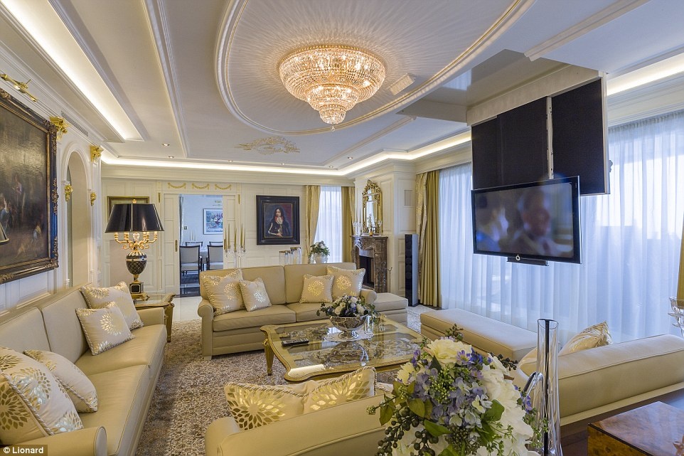 Những chùm đèn pha lê lộng lẫy trên trần nhà và nhiều tác phẩm nghệ thuật đắt giá được theo dọc tường.