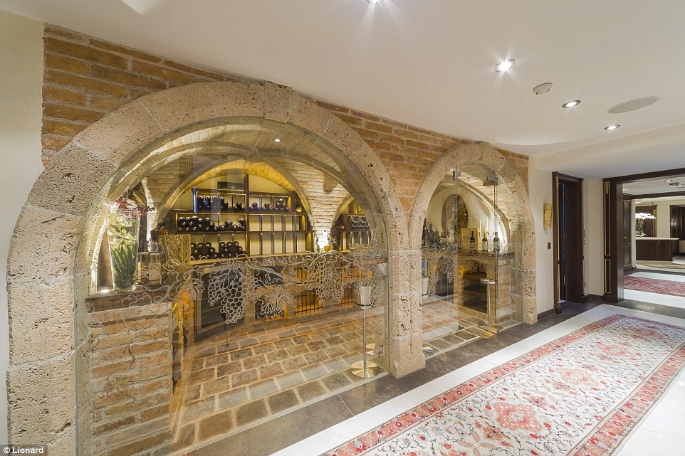 Khu biệt thự có một hầm rượu lớn, với tường kính và nhiều loại rượu quý, đủ để làm thỏa mãn những người khó tính nhất.