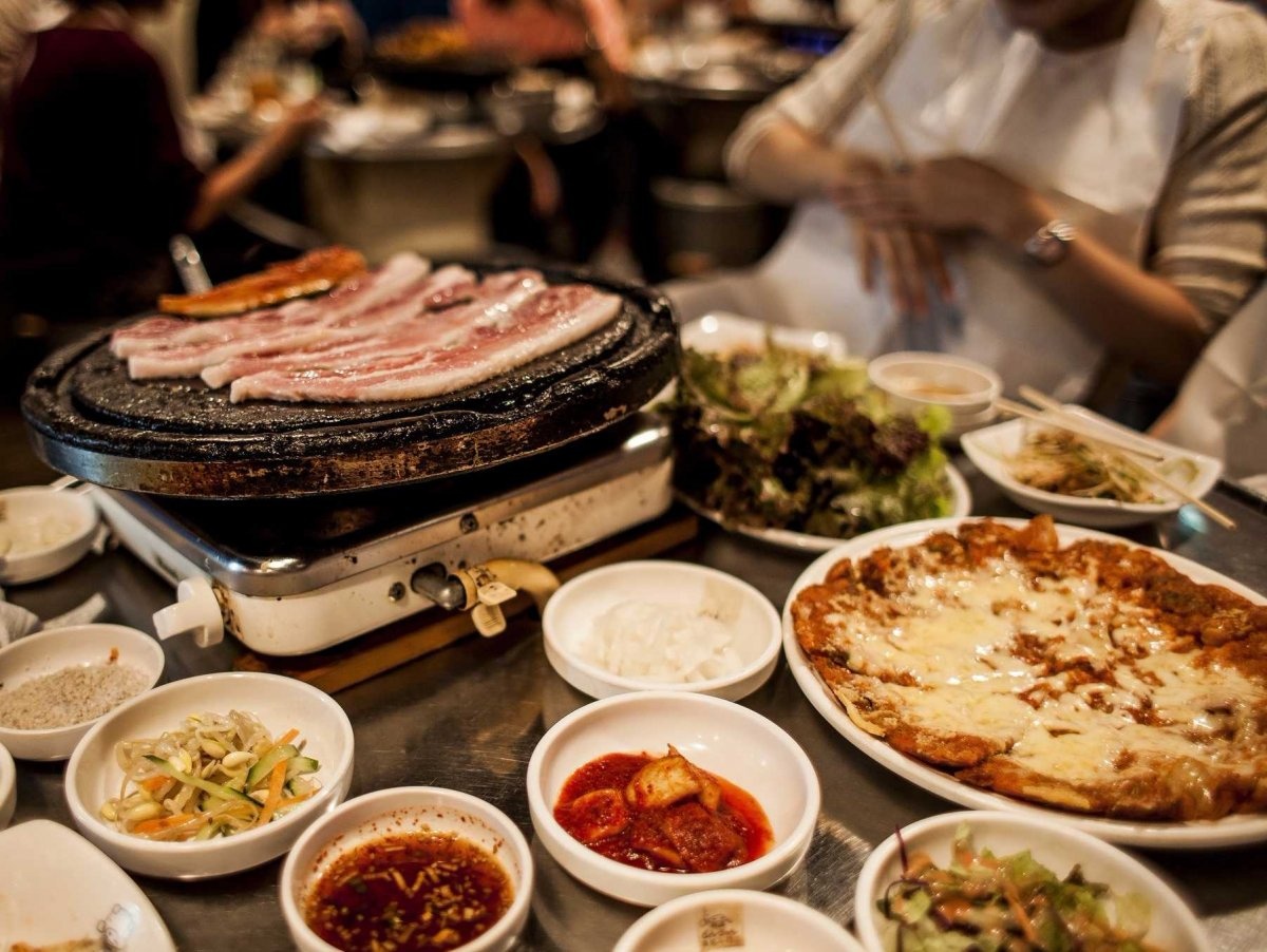 Cẩn thận với các quảng cáo đồ ăn: Theo một người địa phương đã dành cả đời giúp các du khách khám phá nét đẹp ẩm thực của Tokyo, những nhà hàng trưng bày món ăn trong khung kính hoặc các thực đơn đầy ảnh đẹp thường thuộc các chuỗi cửa hàng. Những nơi ngon nhất thường ở chỗ khá khiêm tốn và khó tìm với các du khách. Do đó, bạn nên tìm hiểu kỹ nơi ăn trước khi xuống phố.