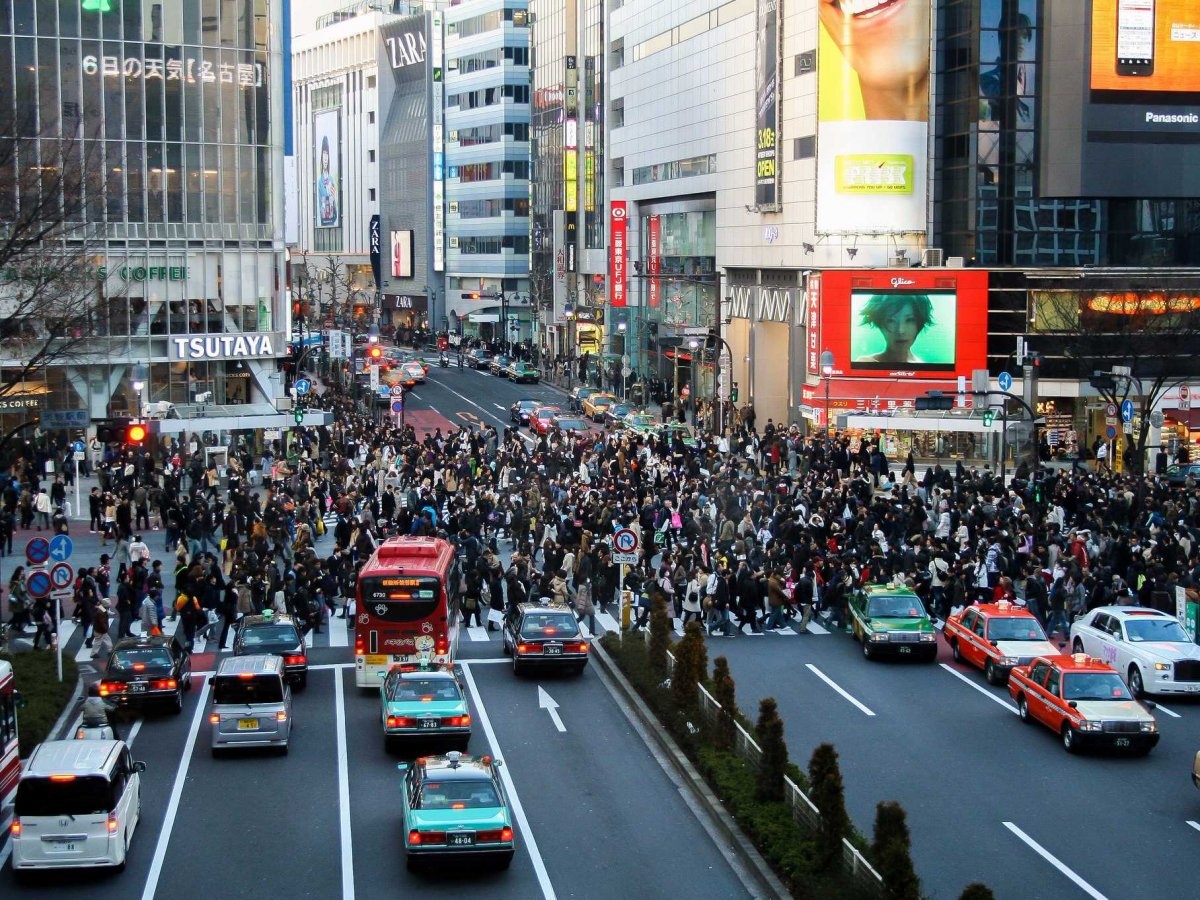 Tuân thủ luật giao thông: Ở Tokyo, người đi bộ thường tuân thủ luật giao thông một cách rất nghiêm túc, do đó các tài xế không phải trông chừng có người đột ngột sang đường. Hãy học tập người địa phương: chỉ đi qua ở chỗ có vạch sang đường, chờ đúng tín hiệu đèn. Nhìn chung, tại thành phố bận rộn và đông đúc này, mọi người đều có ý thức tuân thủ pháp luật để mọi chuyện được thuận lợi, suôn sẻ. Hãy kiên nhẫn khi xếp hàng, cởi giày khi được yêu cầu, và nếu muốn hút thuốc nơi công cộng thì nhớ đến nơi được quy định.