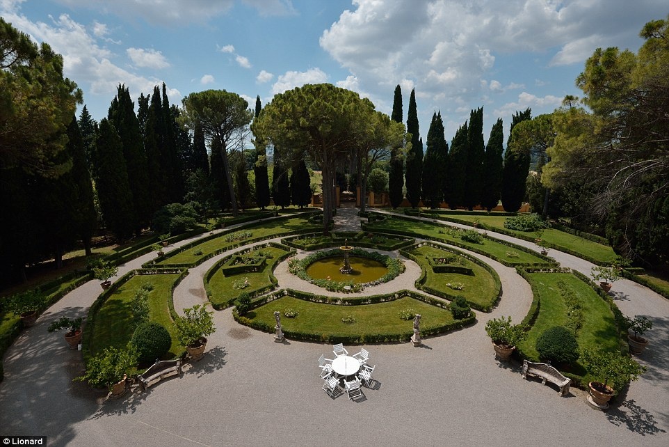 Khu vườn rộng 110.000 m2 với đài phun nước, hồ nhỏ, đài vòng và một vọng lâu. 