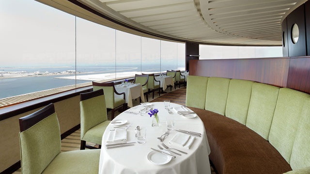 Ăn tối tại nhà hàng xoay 360 độ: Để có thể chiêm ngưỡng hết toàn cảnh Dubai, Al Dawaar Revolving - nhà hàng xoay duy nhất tại Dubai là nơi bạn không thể bỏ qua. Nằm trên tầng thượng của khách sạn 5 sao Hyatt Regency, nhà hàng có thể xoay 3600 để bạn thỏa thích chiêm ngưỡng khung cảnh ngoạn mục của thành phố về đêm. Al Dawaar Revolving chuyên phục vụ tiệc buffet sang trọng với các món ăn Trung Đông, châu Âu, châu Á và Nhật Bản. Đây chắc chắn sẽ là ấn tượng không thể quên trong hành trình khám phá Trung Đông xa hoa.