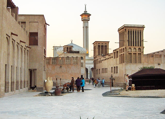 Đắm chìm trong sắc màu cổ tích: Bên cạnh vẻ đẹp hào nhoáng của Burj Khalifa, Burj Al Arab, Palm Jumeirad… Dubai còn có một “góc Ba Tư xưa” với khu phố cổ Bastakiya được bảo tồn cẩn thận. Bảo tàng Dubai giúp du khách tìm hiểu về lịch sử và cuộc sống của người dân địa phương. Khu chợ vàng là nơi bạn được chiêm ngưỡng những kiệt tác kim hoàn ngỡ chỉ có trong “Nghìn lẻ một đêm” còn chợ gia vị “Spicy Souk” là thế giới của vô số hương liệu và gia vị đủ màu sắc.