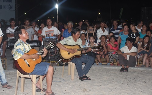 Biểu diễn văn nghệ vào ban đêm tại Cù Lao Chàm. Ảnh: Hoài Nam.